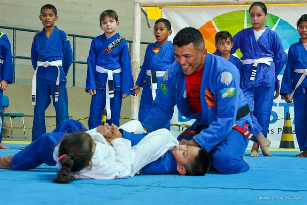 Artes marciais para crianças na Vila Olímpica