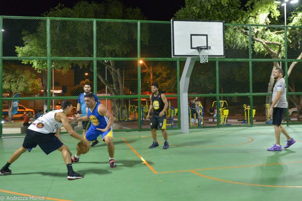 Quadras de basquete na Praça Capitão Clóvis