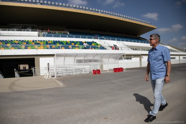 Romero Jucá durante reforma do Estádio Canarinho