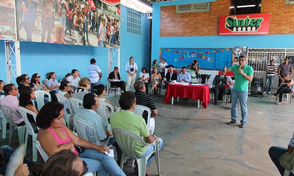 Romero Jucá conversa com professores de Roraima
