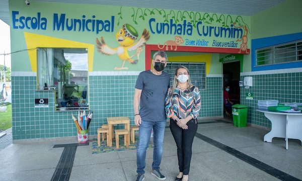 Romero Jucá com professora da escola Cunhatã Curumim em Boa Vista