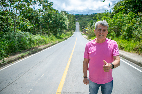 Romero Jucá em visita a obra de asfalto em ruas de Pacaraima