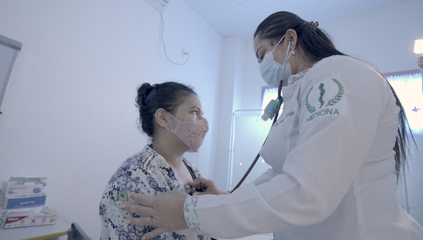 Moradora de Caracaraí recebe atendimento na nova Unidade de Saúde
