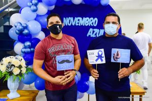 Homens mostram material da campanha Novembro Azul