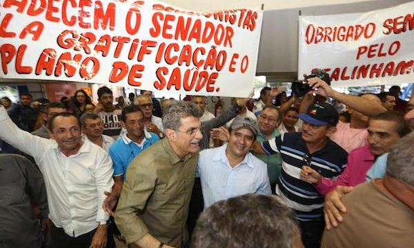 Romero Jucá recebe homenagem da Polícia Militar de Roraima