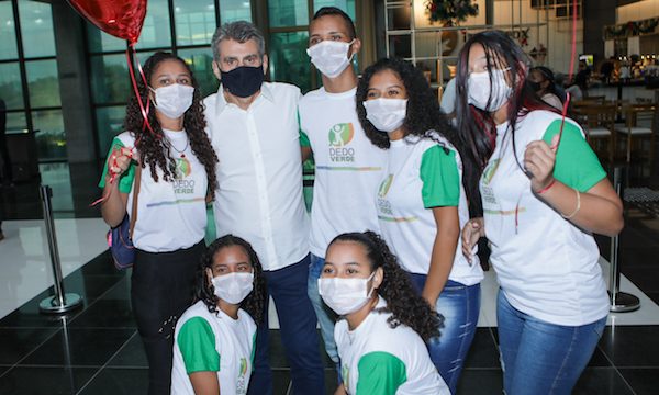 Romero Jucá com adolescentes dos projetos sociais de Boa Vista