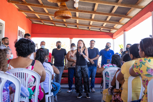 Teresa Surita conversa com moradores de Bonfim