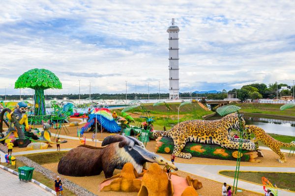 Praça de animais gigantes em Boa Vista