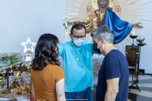 Romero Jucá, Rosilene Brito recebem a benção de Natal do Padre Revislande