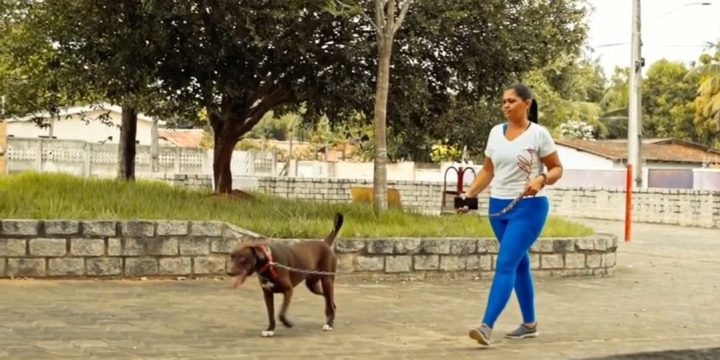 Elisângela passeia com o cachorro em praça de Mucajaí