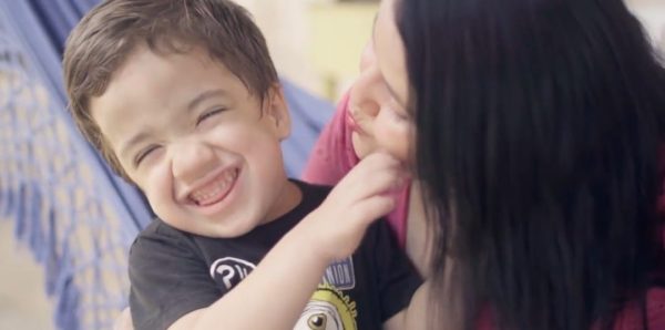 Mãe se torna enfermeira para cuidar do filho com doença rara: 'Ele