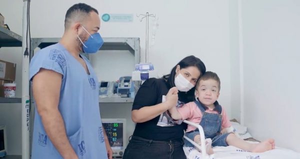 Mayrla e Miguel no Hospital da Criança mostram o cuidado com a saúde da criança