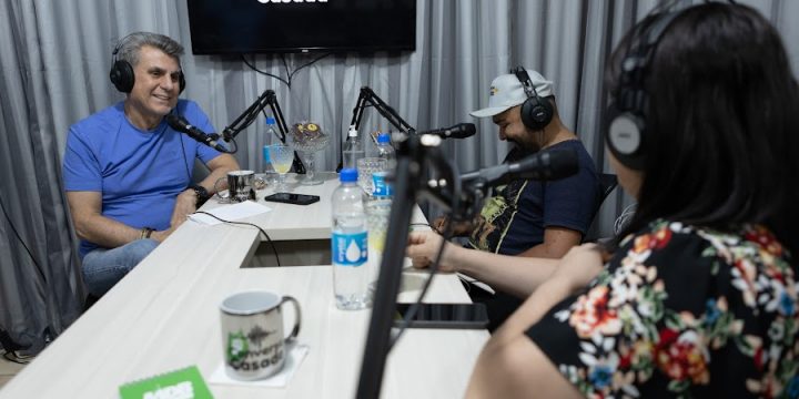 Conversa com Romero Jucá os apresentadores do podcast Conversa Casada