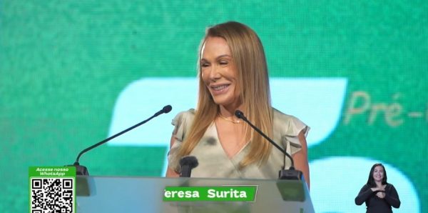 Teresa Surita é pré-candidata ao Governo de Roraima. Ela sorri durante Live