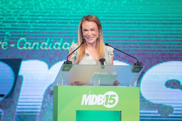 Teresa Surita sorrindo no lançamento de sua pré-candidatura ao governo de Roraima. O MDB oferece o melhor para Roraima. Ela tema preferência do eleitor