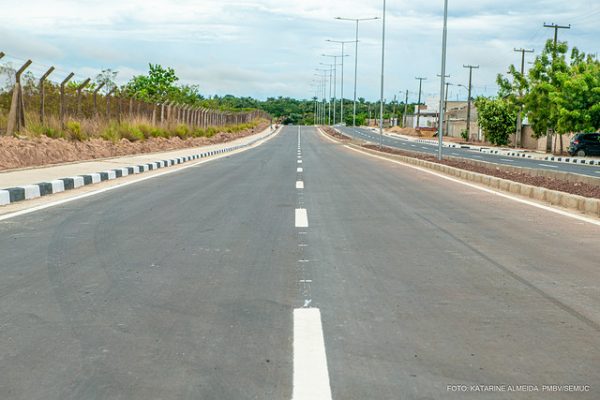 Imagem da avenida Minas Gerais que foi asfaltada com os recursos de Romero Jucá. Ele também ajudou a colocar asfalto no interior de Roraima