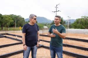 Jucá e James no início da obra de escola em Vila Moderna. Educação em São Luiz vai melhorar