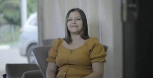 Pamela de camisa amarela fala sobre a infraestrutura de Baliza