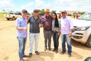 Ex-prefeito Dedel na entrega de gado em Uiramutã
