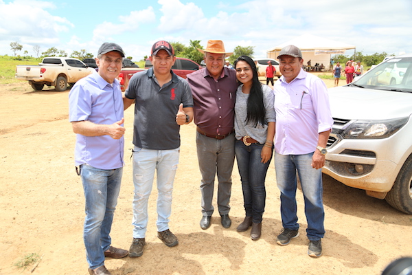 Ex-prefeito Dedel na entrega de gado em Uiramutã