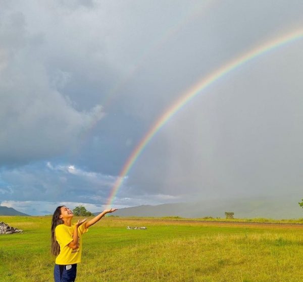 Fazendo foto com arco-íris, Shâmara explora a natureza na Serra do Tepequém. Ela fala em preservação do meio ambiente com a coleta de lixo.