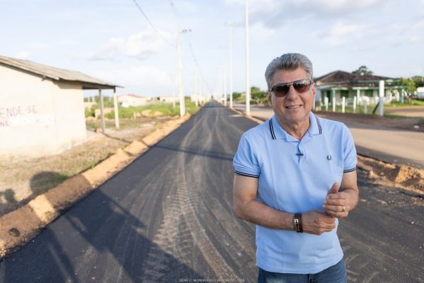 Romero Jucá em rua asfaltada de Iracema