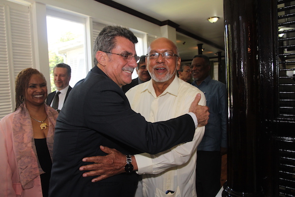 Romero Jucá e o presidente Donald Ramotar em um encontro para discutir a importância da Estrada da Guiana