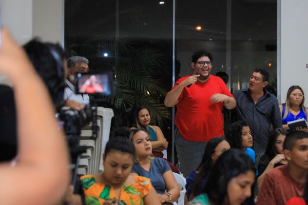 Paulo Vitor, de camisa vermelha, pede mais políticas públicas para os jovens