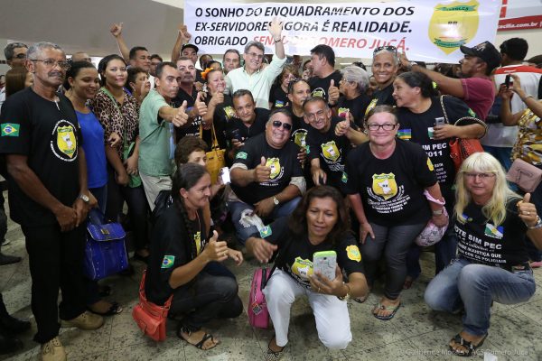 Romero Jucá com policiais beneficiados com o enquadramento