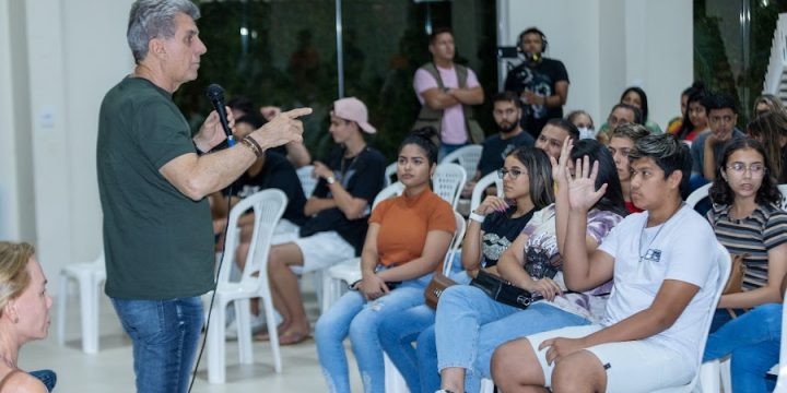 Romero Jucá interage com a juventude sobre política para o jovem
