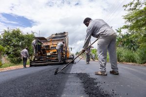 Trabalhadores na obra de asfalto em Caroebe feita com recursos de Romero Jucá