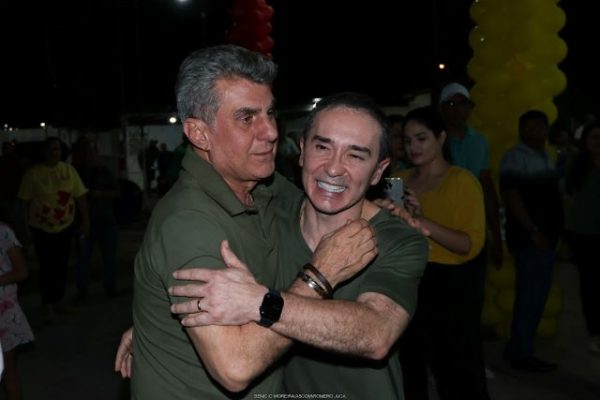 Duda Ramos e Romero Jucá se abraçando