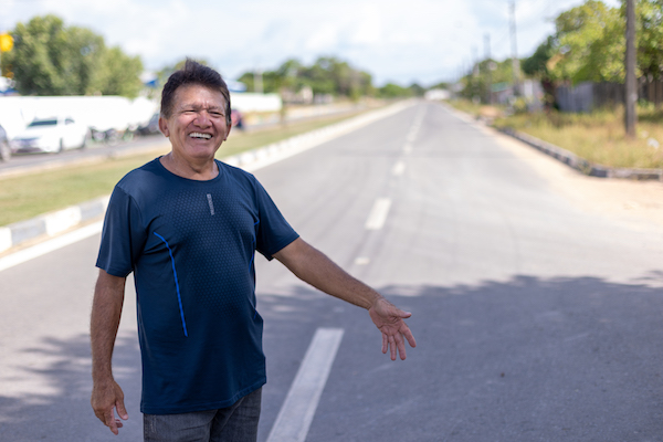 Morador do bairro Nova Cidade em Boa Vista mostra rua com asfalto, sinalização construídas com apoio de Romero Jucá
