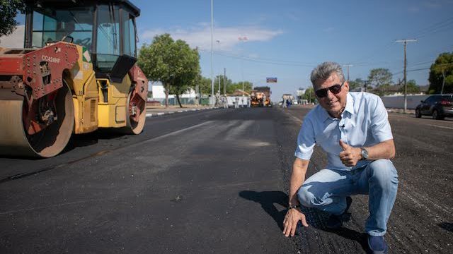 Romero Jucá em obra de asfalto em Boa Vista