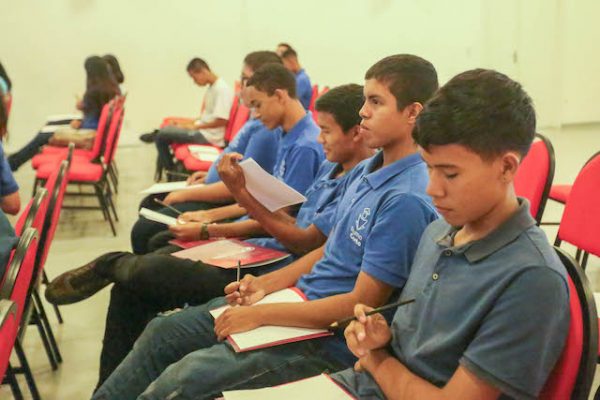 Adolescentes dos programas sociais de Boa Vista participam do curso a Arte de Falar em Público da FUG RR