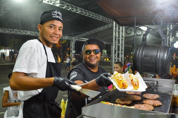 Romero Jucá explica como o Carnaval de Boa Vista gera renda extra para os vendedores ambulantes